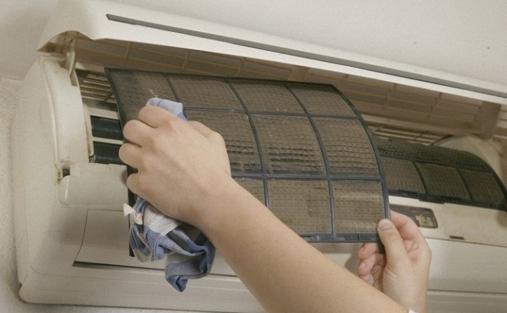Quạt gió bám bụi khiến máy lạnh kêu rè rè