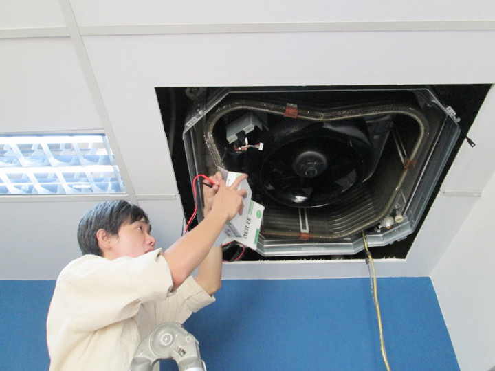 Tại sao phải vệ sinh máy lạnh âm trần định kỳ